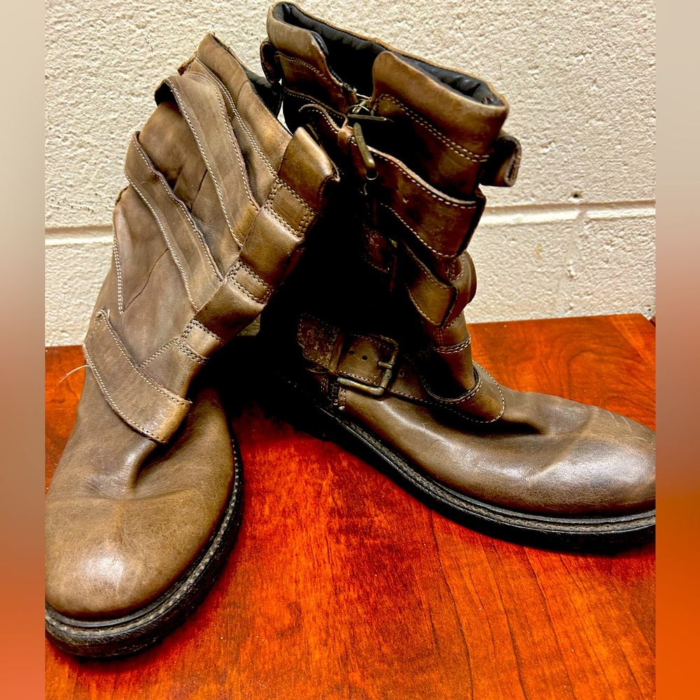 Woman’s latitude femme size 7 buckle boots